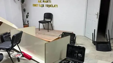 توقيف شخص اقتحم مقر حزب العدالة والتنمية بقضاء إمت في كوتاهيا التركية