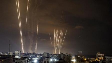 صافرات الإنذار تدوي في تل أبيب بعد إطلاق 150 صاروخًا من غزة على إسرائيل