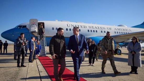 الرئيس الأوكراني يصل إلى الولايات المتحدة في أول زيارة خارجية له منذ بداية الحرب