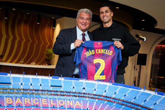 بعقدٍ حتى 2029.. برشلونة يضمّ البرتغاليّ جواو كانسيلو نهائياً