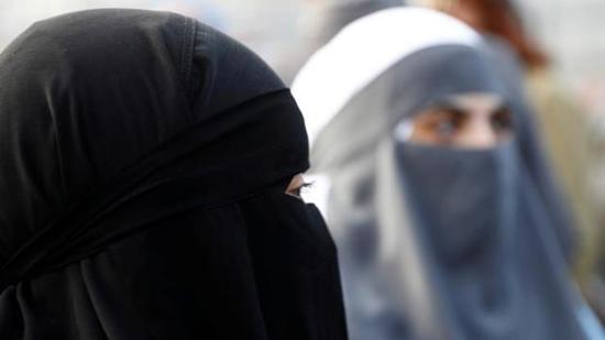 سويسرا تفرض حظرًا على ارتداء النقاب في الأماكن العامة