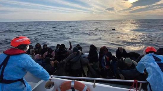 إنقاذ 63 مهاجراً غير نظامي قبالة سواحل إزمير