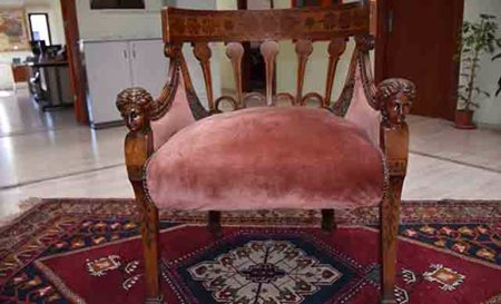 عرض مقعد تاريخي عمره 150 عامًا في متحف نيغدة وسط تركيا 