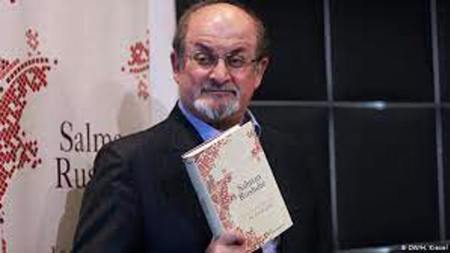 بعد حادثة الطعن.. كتاب سلمان رشدي الأكثر مبيعاً في أمازون
