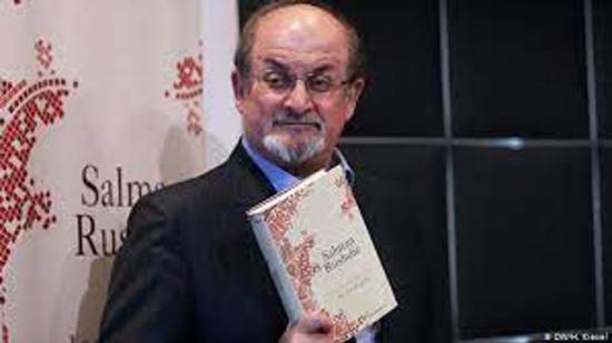 بعد حادثة الطعن.. كتاب سلمان رشدي الأكثر مبيعاً في أمازون