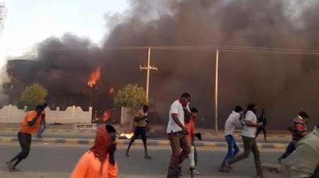 انقلاب في السودان.. اعتقالات وإعلان حالة الطوارئ وحل مؤسسات الدولة