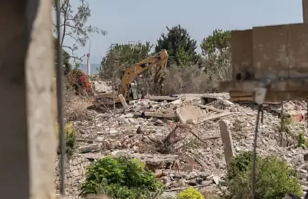 الجيش الإسرائيليّ يهدم منزلاً من طابقين في قرية قلنديا شمال القدس