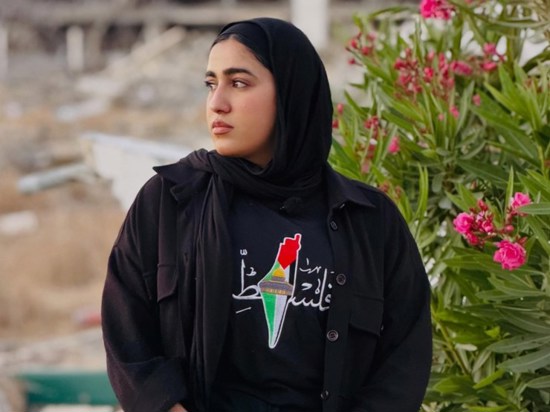 صانعة محتوى في غزة تعيد بناء استوديوها
