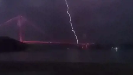 هل تعرض جسر يافوز سلطان سليم إلى صاعقة أمس؟