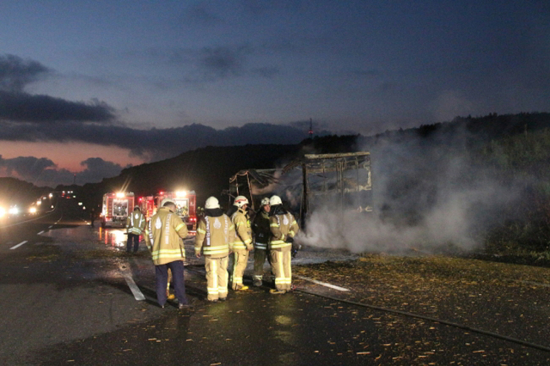 النيران تحول شاحنة إلى رماد على طريق شمال مرمرة السريع