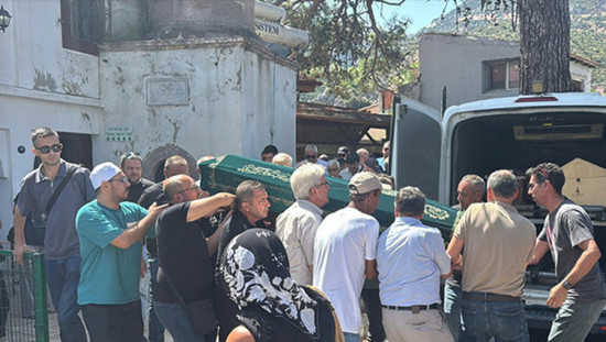 تشييع ضحية حادث حافلة النقل العام في إسطنبول بعد وفاتها إثر مناورة مفاجئة لسيارة