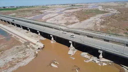 انهيار جزئي لأطول جسر في العراق جراء الأمطار الغزيرة