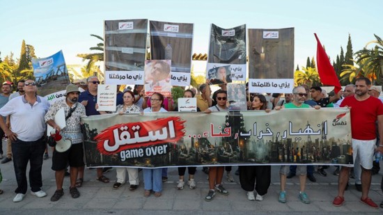 تونسيون يتظاهرون للمطالبة بتحسين الكهرباء والحريات