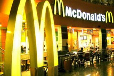 سلسلة مطاعم ماكدونالدز تغلق مؤقتا فروعها الـ850 في روسيا