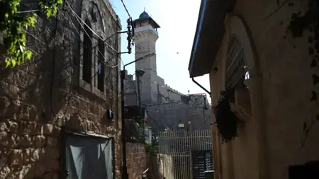 الاحتلال يمنع الأذان في الحرم الإبراهيمي طوال تموز.. و27 اقتحاماً للأقصى ونصب سقيفة للمرّة الأولى منذ 1967
