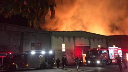 اندلاع حريق كبير في مصنع للورق في قيصري