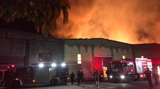 اندلاع حريق كبير في مصنع للورق في قيصري