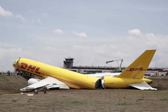 انقسام طائرة شحن بعد انزلاقها على مدرج المطار في كوستاريكا