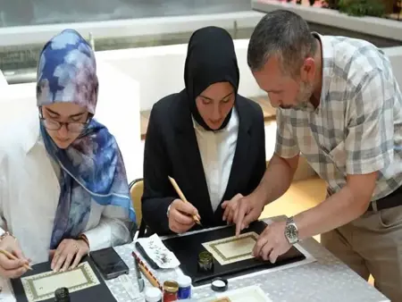 معلم تركي ينقل فن الخط العربي إلى طلابه في كايسري