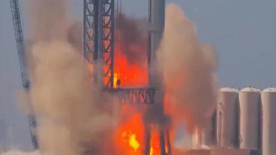 انفجار صاروخ سبيس إكس المعزز أثناء الاختبار