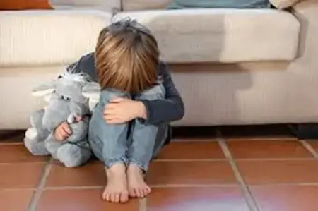 اعتقال أم بتهمة التواطؤ في اعتداء جنسي على طفلها 