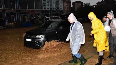 وزير الداخلية التركي يتجه إلى أكيورت المتضررة بفعل الأمطار الغزيرة