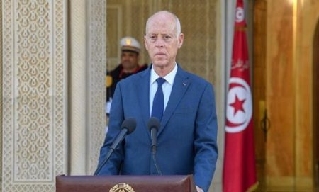 الرئيس التونسي يعفي وزراء الداخلية والدّفاع والعدل من مناصبهم
