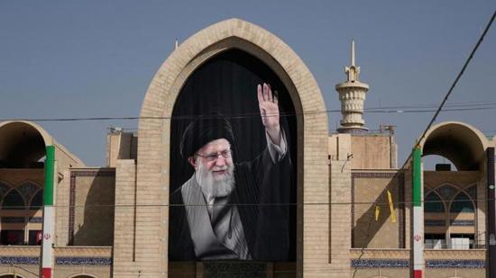 طهران تبدأ مراسم تشييع خامنئي.. وقائد الحرس الثوري يظهر علناً لأول مرّة منذ الحرب