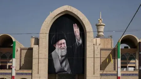 طهران تبدأ مراسم تشييع خامنئي.. وقائد الحرس الثوري يظهر علناً لأول مرّة منذ الحرب