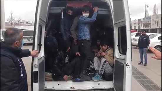 الشرطة التركية تعثر على 40 طالب للجوء في طريقهم إلى الهرب