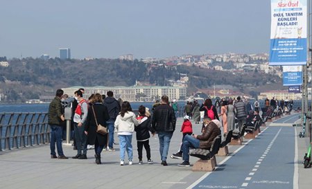 توافد السياح على ساحل إسكودار بإسطنبول مستغلين هدوء حظر التجول