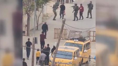 قوات الاحتلال تطلق النار على فلسطيني معاق ذهنيا في الضفة الغربية