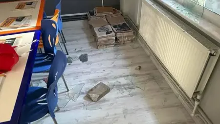 هجوم بالحجارة على مكتب الانتخابات لحزب العدالة والتنمية في جناق قلعة