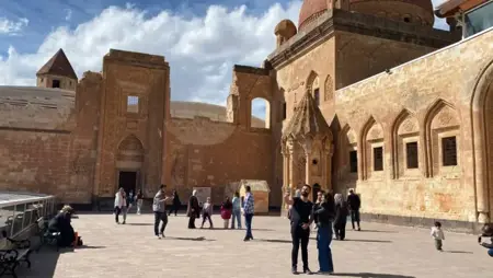 توافد الآلاف من الزوار على قصر إسحاق باشا بولاية آغري التركية