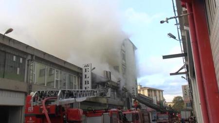 اندلاع حريق ضخم  بمصنع للمواد الغذائية في اسطنبول