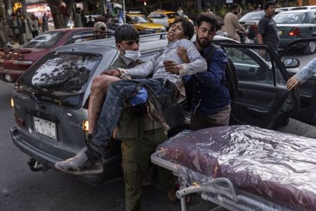 ارتفاع عدد ضحايا تفجيرات كابل وطالبان تدين بشدة الحادث