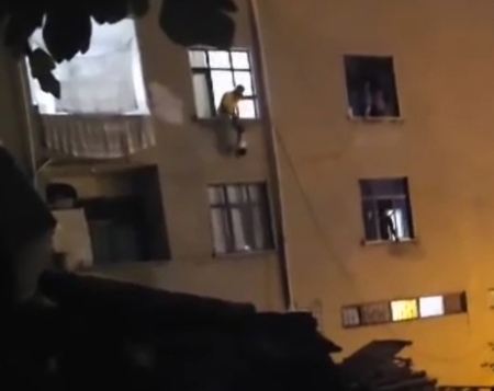 مواطن أجنبي يحاول رمي أطفاله الثلاثة من النافذة بطريقة مروعة في اسطنبول