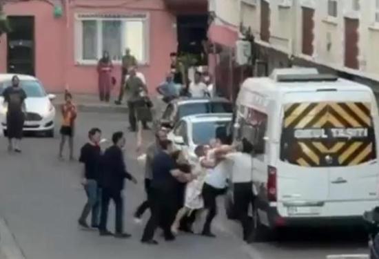 مشاجرةٌ بساطورٍ بين جارَين توثَّق بالفيديو في تشورلو