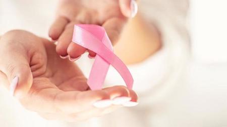 في شهر أكتوبر الوردي.. تعرفي على أعراض سرطان الثدي وسارعي بالكشف