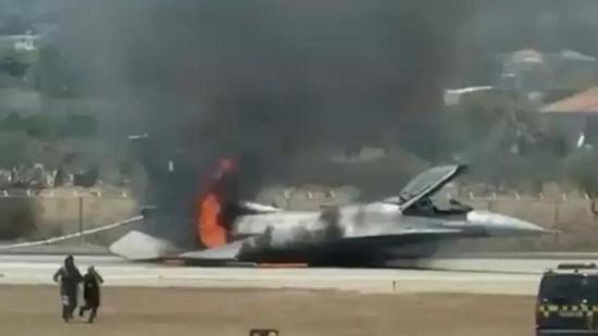طائرة F-16 يونانية تشتعل في الجو.. والطيار ينفذ هبوطاً اضطرارياً