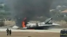 طائرة F-16 يونانية تشتعل في الجو.. والطيار ينفذ هبوطاً اضطرارياً