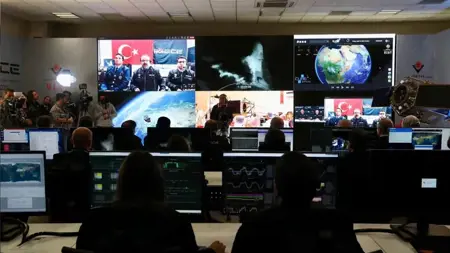 وزير الصناعة يعلن تلقي أول إشارة من القمر الصناعي التركي وزير الصناعة يعلن تلقي أول إشارة من القمر الصناعي التركي