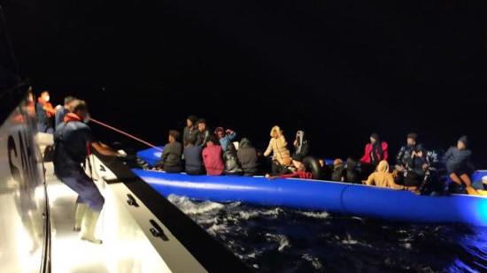 إنقاذ 259 مهاجراً غير نظامي في إزمير التركية