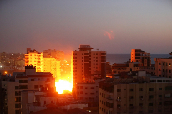 الجيش الإسرائيلي يبدأ باستخدام المدفعية الثقيلة في هجماته على غزة.. وارتفاع حصيلة الشهداء