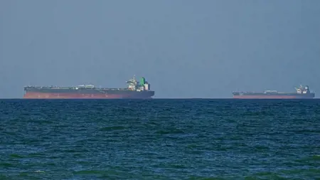 الإعلام الإيراني: انفجار في ناقلتَي نفط بمضيق هرمز حاولتا العبور من منطقة غير آمنة