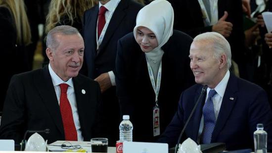 أردوغان يلتقي بالقادة في قمة قادة مجموعة السبع