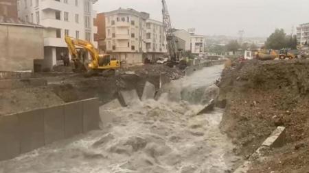 انهيار  جدار استنادي في  إسنيورت بسبب الفيضانات