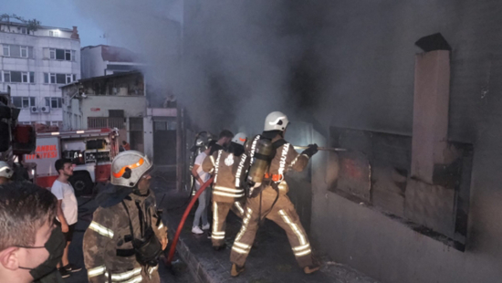 إخماد حريق ضخم نشب بمصنع للتعبئة والتغليف في إسطنبول