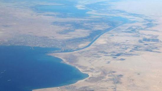 قناة السويس المصرية تشهد غرق قاطرة جراء اصطدامها بناقلة نفط عابرة