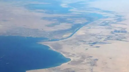 قناة السويس المصرية تشهد غرق قاطرة جراء اصطدامها بناقلة نفط عابرة